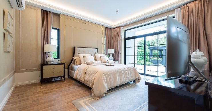 Modern 4-Bedroom Luxury Villa for Sale in Bangkok (10)