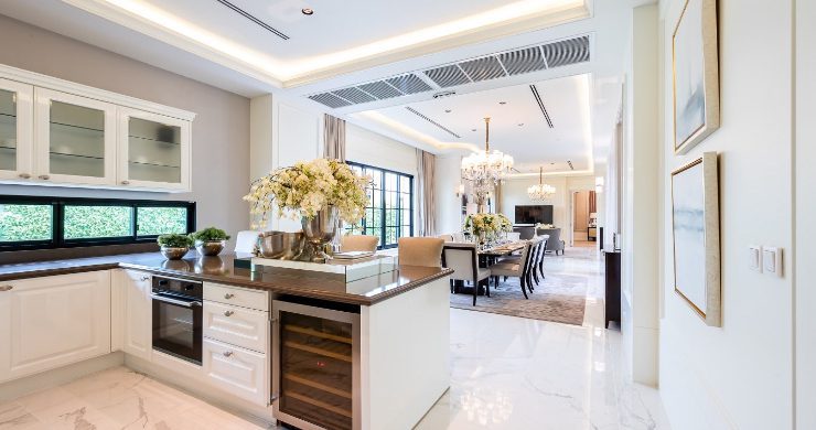Modern 4-Bedroom Luxury Villa for Sale in Bangkok (12)